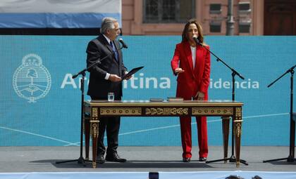 Tolosa Paz, con el presidente Alberto Fernández, al jurar como ministra de Desarrollo Social, el 13 de octubre