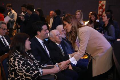 Tolosa Paz, con Teresa García, Maximiliano Abad, Carlos Corach y Ginés González García, en un homenaje a Antonio Cafiero