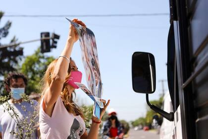 Tolosa Paz repartió afiches de Diego Maradona con el sello del Frente de Todos.