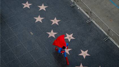 Toly Shtapenko, de Ucrania, da un gran paso por el Paseo de la Fama de Hollywood para impresionar a los turistas, en la sección Hollywood de Los Ángeles.