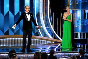 Globo de Oro: Tom Hanks, entre la emoción y los elogios a Charlize Theron