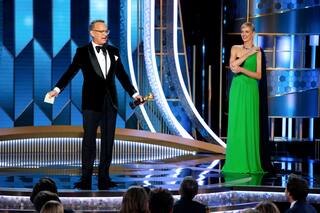 Globo de Oro: Tom Hanks, entre la emoción y los elogios a Charlize Theron
