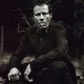 Vive como un ermitaño y su vida es hermética, el misterioso regreso de Tom Waits
