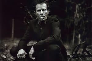 Vive aislado en el campo y un ave negra “con galera” le lleva sus cheques... el misterioso regreso de Tom Waits