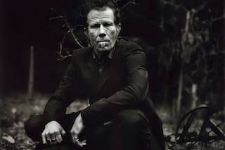 Vive aislado en el campo y un ave negra “con galera” le lleva sus cheques... el misterioso regreso de Tom Waits