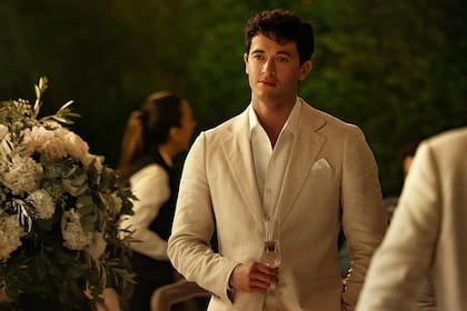 Tom Blyth en Gente que conocemos en vacaciones. “Poppy es espontánea. Alex necesita un plan para todo. Tras años de viajar juntos, estos amigos muy distintos entre sí se preguntan si podrían ser la pareja perfecta”, dice la sinopsis de la película que tiene una duración de una hora y 50 minutos