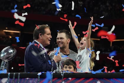 Tom Brady celebra con sus hijos tras ganar el Super Bowl LIII, el último de su carrera