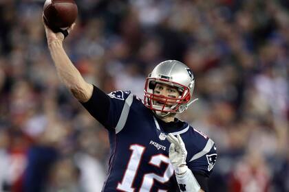 Tom Brady, el quaterback de los Patriots; quien juega en su posición, es el encargado de manejar las jugadas ofensivas