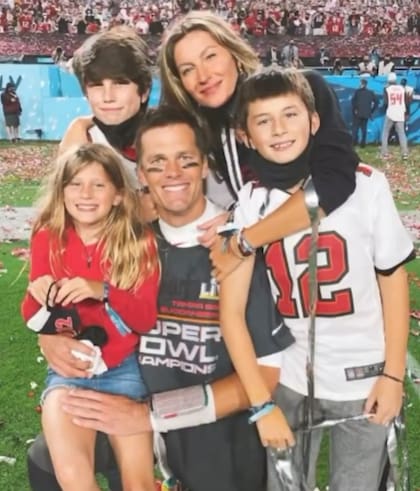 Tom Brady junto a Gisele Bündchen, sus dos hijos en común Benjamin y Vivian, y el hijo mayor de él,
John Edward Thomas Moynahan
