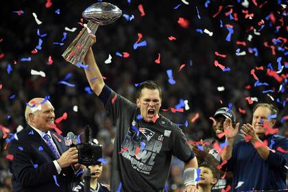 Tom Brady luego de ganar el quinto de sus seis títulos de Super Bowl con New England Patriots; el año pasado consiguió un séptimo con su franquicia actual, Tampa Bay Buccaneers.