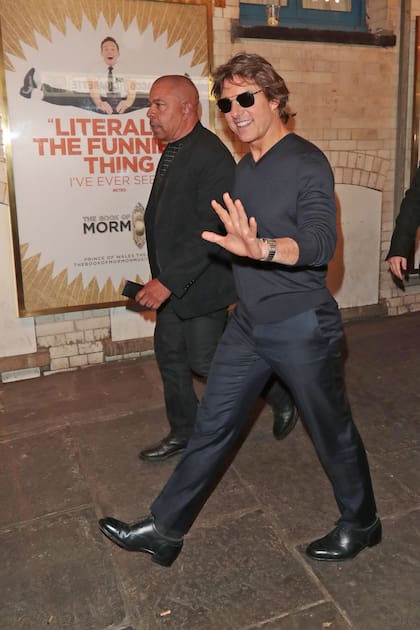 Con sus habituales gafas, Tom Cruise sonríe mientras se retira del restaurante J Sheekey de Londres
