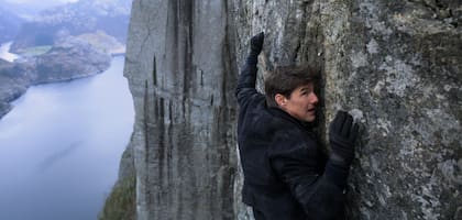 Tom Cruise, como Ethan Hunt, en la cornisa; la costumbre de un actor dispuesto a correr riesgos para hacer más creíble a su personaje