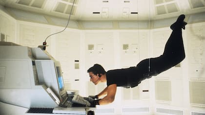 Tom Cruise en una de las escenas más recordadas de la primera entrega de Misión Imposible, de 1996