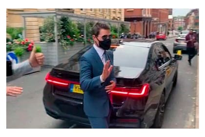 Tom Cruise junto al automóvil que los ladrones le robaron y del cual robaron equipaje muy valioso