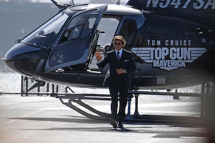 Tom Cruise llega a bordo de un helicóptero a la premiere de la película Top Gun: Maverick (Photo by Robyn Beck / AFP)