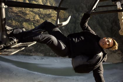 Tom Cruise no acepta dobles de riesgo, es él mismo quien salta de aviones o se tira al agua desde 35 metros de altura