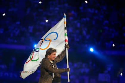 Tom Cruise porta la bandera olímpica durante la ceremonia de clausura de los Juegos Olímpicos de Verano de 2024 en el Stade de France, el domingo 11 de agosto de 2024, en Saint-Denis, Francia. (Foto AP/Natacha Pisarenko)
