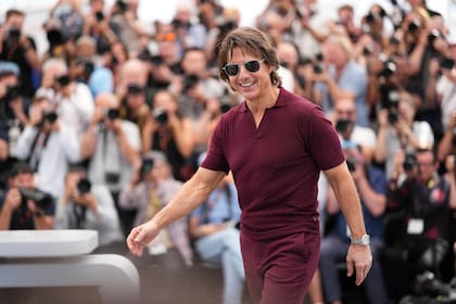 Tom Cruise posa para la prensa durante la sesión de fotos de la película “Mission: Impossible — Final Reckoning” en el Festival Internacional de Cine (Foto de Scott A Garfitt/Invision/AP)