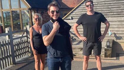 Tom Cruise posó junto a la familia que le permitió aterrizar de improviso en su jardín