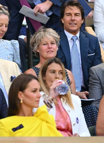 Tom Cruise posó su vista en Kate Middleton durante la final femenina de tenis (Foto: AFP)