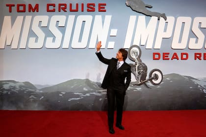 Tom Cruise saluda a sus fans en el estreno de la nueva entrega de la saga Misión Imposible