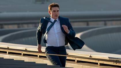 Tom Cruise se presenta en sus redes como "el hombre que corre en las películas", y en esta nueva entrega hace bastante más que eso