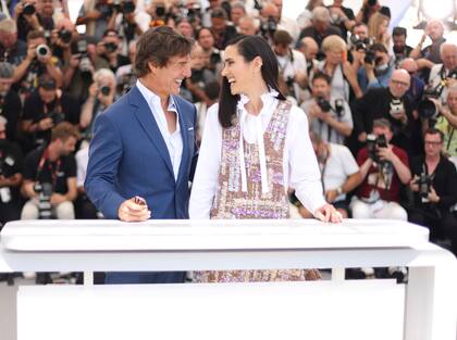 Tom Cruise y Jennifer Connelly posan para los fotógrafos en la sesión fotográfica de la película Top Gun: Maverick en el festival de Cannes