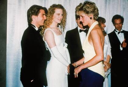 Tom Cruise y su entonces mujer, Nicole Kidman, recibieron las felicitaciones de Diana en la première de "Un horizonte lejano".