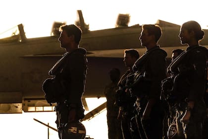 Tom Cruise y sus jóvenes pilotos en Top Gun: Maverick