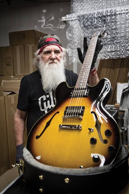 Tom, empleado histórico de Gibson en Nashville, con una ES-335 recién terminada