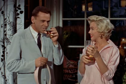 Tom Ewell y Marilyn Monroe en una escena de La comezón del séptimo año