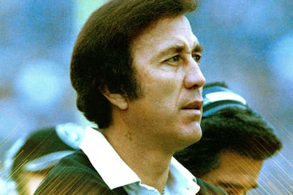 Tom Flores fue el primer entrenador hispano en ganar un Super Bowl