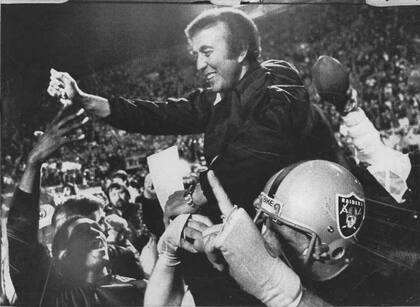 Tom Flores fue un exitoso jugador y entrenador de fútbol americano en Estados Unidos
