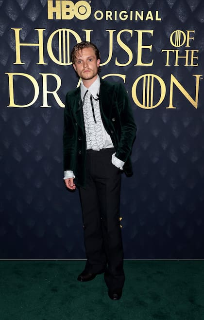 Tom Glynn-Carney, el actor y cantante britnico que interpreta al prncipe Aegon Targaryen, primer hijo de Viserys I con Alicent Hightower, opt por un saco de terciopelo verde oscuro, pantaln negro y una camisa blanca con volados