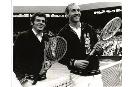 Tom Gorman y Stan Smith, en Wimbledon, antes de enfrentarse por las semifinales de 1971. 