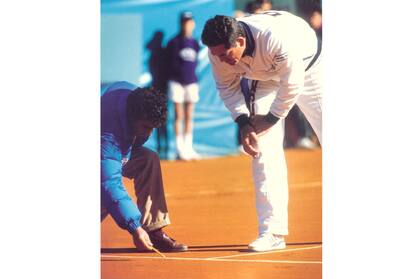Gorman revisando un pique en el Buenos Aires Lawn Tennis Club, en 1988, como capitán de EE.UU. en la Copa Davis. 