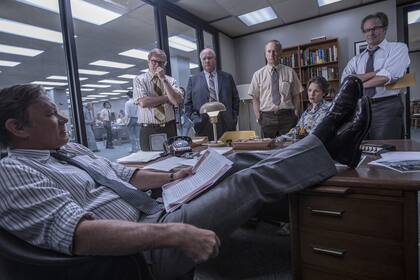 Tom Hanks como Ben Bradlee, editor del Washington Post, en la película de Spielberg