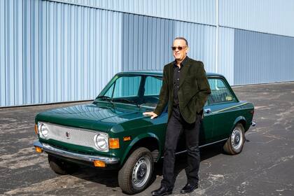 Tom Hanks compró su auto en 2017, luego de terminar el rodaje de The Post y lo pintó de color verde