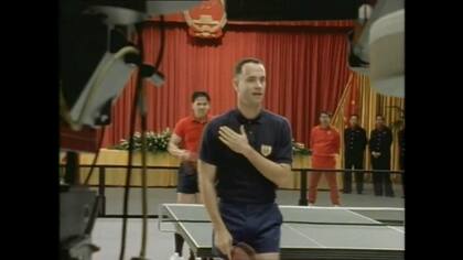 Tom Hanks, durante el rodaje de la secuencia de Forrest Gump que escenifica la "diplomacia del ping-pong" que ayudó a restablecer las relaciones