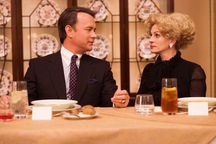 Tom Hanks y Julia Roberts en La guerra de Charlie Wilson, título en streaming de la sátira estrenada en los cines argentinos como Juego de poder