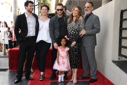 Tom Hanks y parte de su familia cuando dijeron presente en el evento, en el que su mujer recibió una estrella en el Paseo de la fama de Hollywood