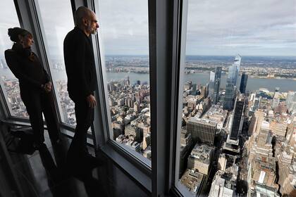 Tom Hennes, a la derecha, diseñador del observatorio del piso 102 del Empire State Building, mira hacia la vista oeste