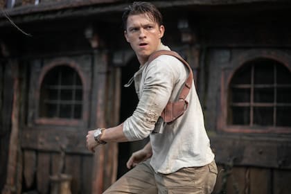 Tom Holland en una escena de "Unchartered" en una imagen proporcionada por Columbia Pictures-Sony Pictures. (Clay Enos/Columbia Pictures-Sony Pictures via AP)