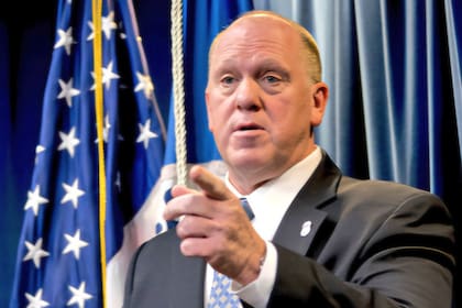 Tom Homan, zar fronterizo de Trump, dijo que nadie está “fuera de la mesa” si ingresó ilegalmente y defendió los arrestos colaterales