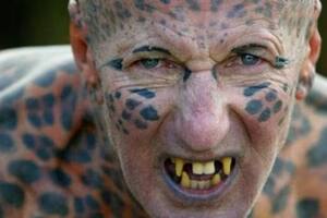 El exmilitar que se tatuó manchas de leopardo y vivió 20 años como un salvaje
