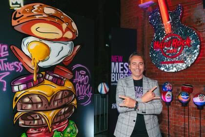 Tom Perez en el lanzamiento de la Messi Burger