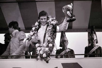 Tom Pryce celebra su triunfo en Brands Hatch en el 75, una carrera que no daba puntos, pero que lo lanzó a la fama