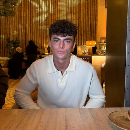 Tom, que vive en Manchester, da consejos en redes sociales sobre cómo mejorar la apariencia