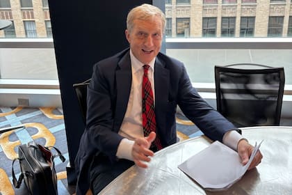 Tom Steyer, candidato a gobernador de California, apoyó a los trabajadores del SoFi Stadium en su reclamo contra el ICE