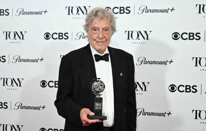 Tom Stoppard con su premio Tony por su obra Leopoldstadt, su última producción estrenada antes de la pandemia